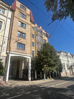 Здание гостиницы в историческом центре г. Краснодара.